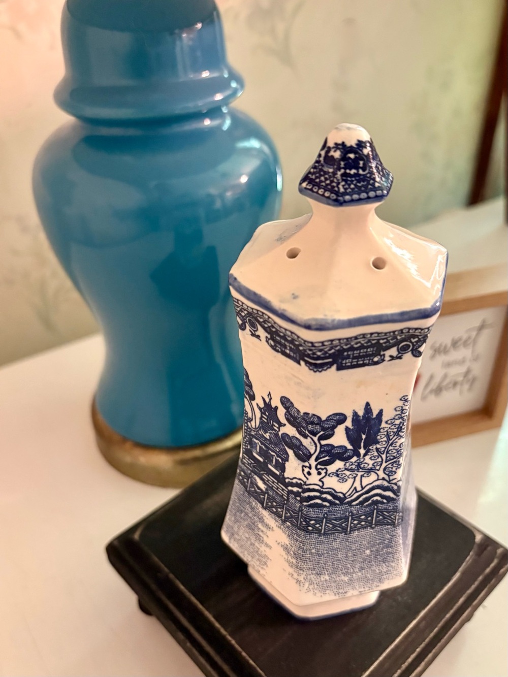 Vintage Willow Ceramic Decorative Shaker- Classic Home Art - Picture 2 of 3